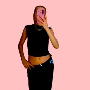 Abercrombie going out black too